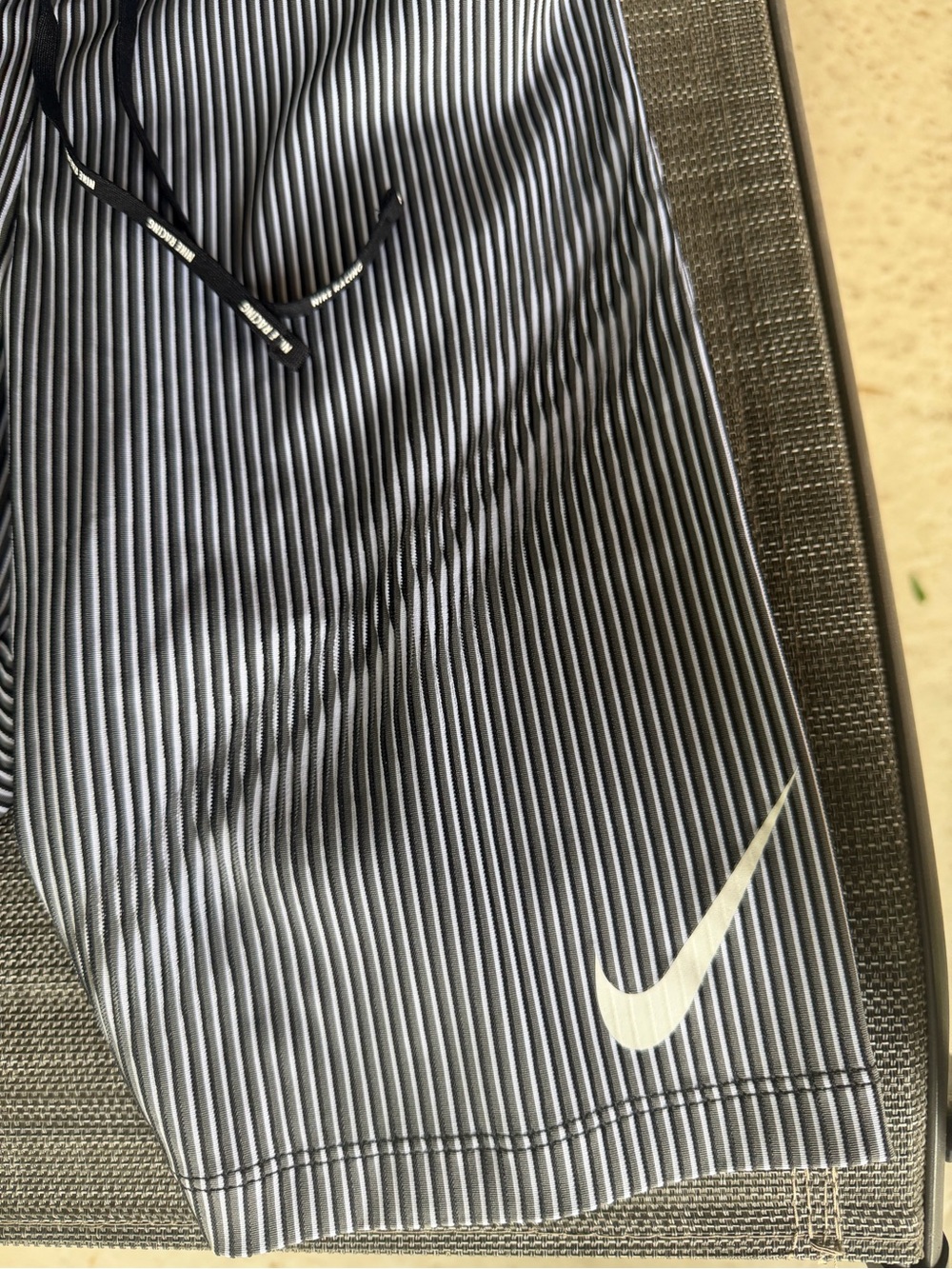 Nike Aeroswift Dri-FIT Men's Small Gray LINED 1/2 Tight Running Short FN3369-013 - Picture 2 of 5